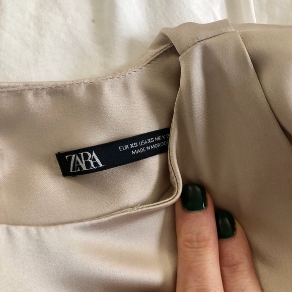 Zara Champagne Color Silk Sleeveless Blouse with Shoulder Pads Size XS - Picture 4 of 6